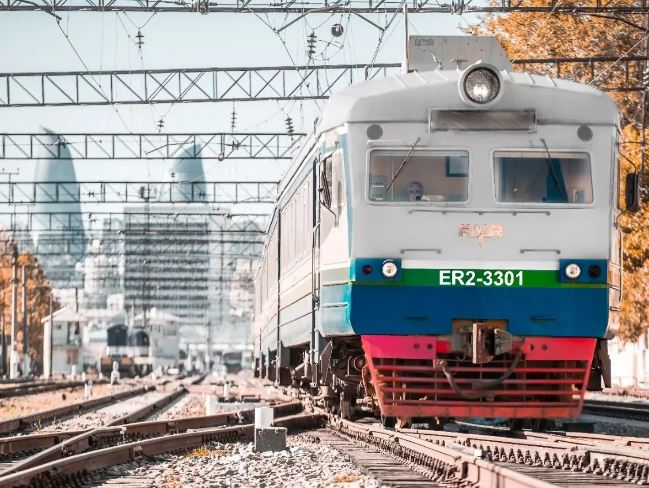 انتظار می‌رود که بهبودهای تقریباً کامل راه‌آهن باکو-تفلیس-قارس ظرفیت حمل و نقل آن را پنج برابر و به 5 میلیون تن در سال افزایش دهد. (عکس: ady.az)
